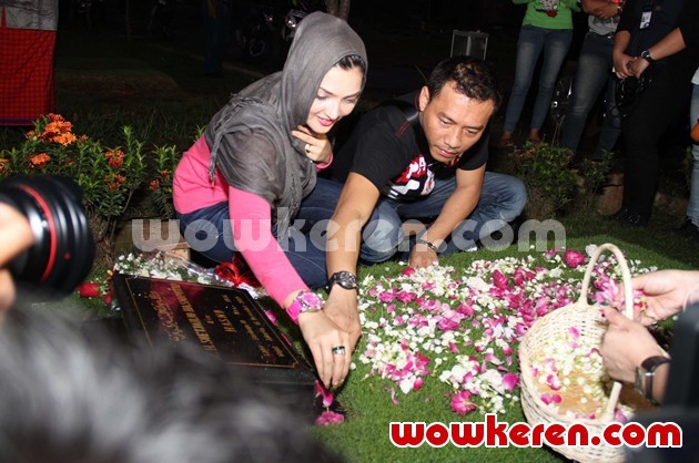 Gambar Foto Ashanty dan Anang Hermansyah Menaburkan Bunga