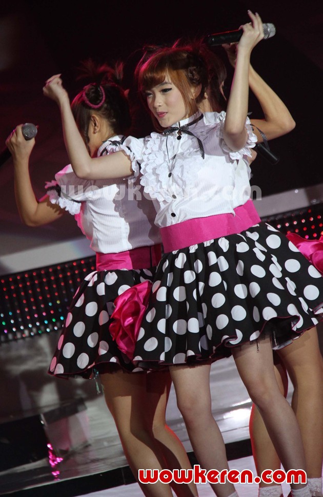 Gambar Foto Aksi Panggung Cherry Belle di Showcase Jay Park