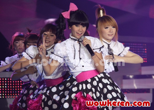 Gambar Foto Aksi Panggung Cherry Belle di Showcase Jay Park
