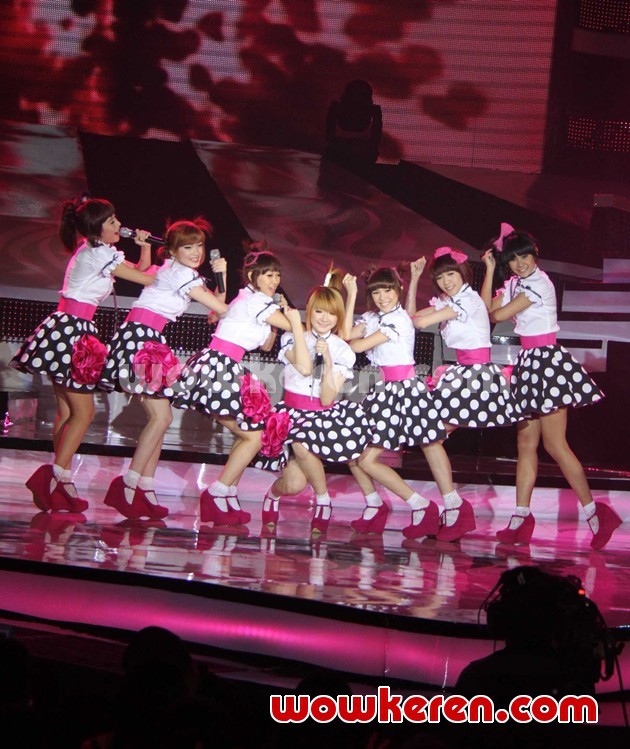 Gambar Foto Aksi Panggung Cherry Belle di Showcase Jay Park