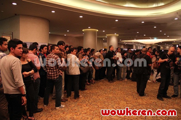 Gambar Foto Kondisi Antrean Penonton di Luar Ballroom