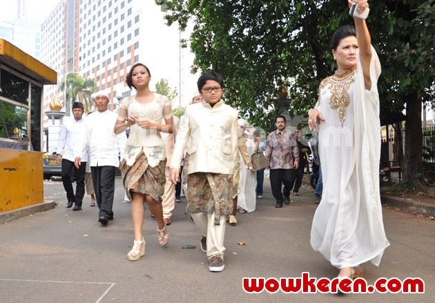 Gambar Foto Aurel dan Azriel Membawa Mas Kawin
