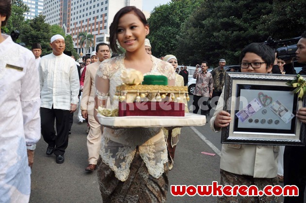 Gambar Foto Aurel dan Azriel Membawa Mas Kawin