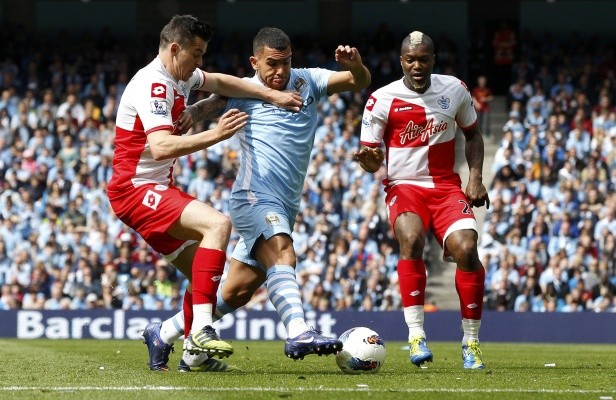 Gambar Foto Carlos Tevez Dihadang Joey Barton dan Djibril Cisse dari Queens Park Rangers