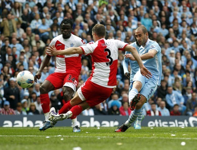 Gambar Foto Gol Pertama Manchester City oleh Pablo Zabaleta