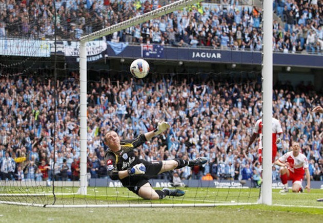 Gambar Foto Paddy Kenny Gagal Menghadang Bola Pablo Zabaleta