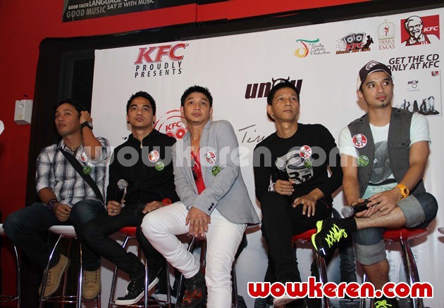 Gambar Foto 4 Di Antaranya Lagu Baru, Sementara 8 Lainnya adalah Single Andalan Ungu