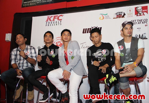 Gambar Foto 4 Di Antaranya Lagu Baru, Sementara 8 Lainnya adalah Single Andalan Ungu