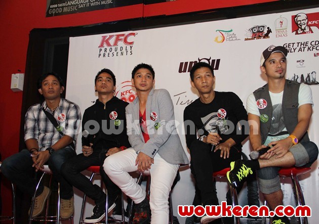 Gambar Foto 4 Di Antaranya Lagu Baru, Sementara 8 Lainnya adalah Single Andalan Ungu