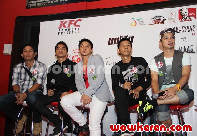 Gambar Foto 4 Di Antaranya Lagu Baru, Sementara 8 Lainnya adalah Single Andalan Ungu