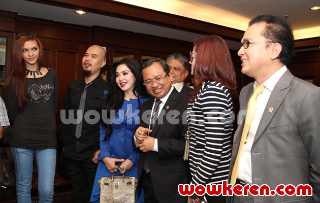 Gambar Foto Para Artis Bersama Wakil Ketua DPR dan Tantowi Yahya