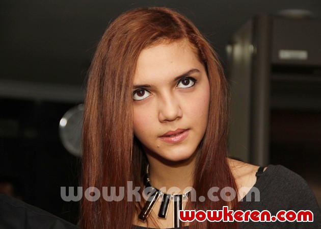 Gambar Foto Alexa Key Memprotes Maraknya Unggahan Lagu Ilegal
