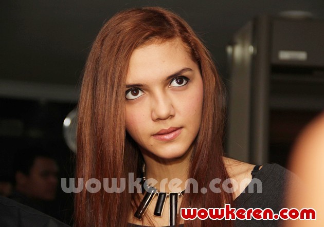 Gambar Foto Alexa Key Memprotes Maraknya Unggahan Lagu Ilegal