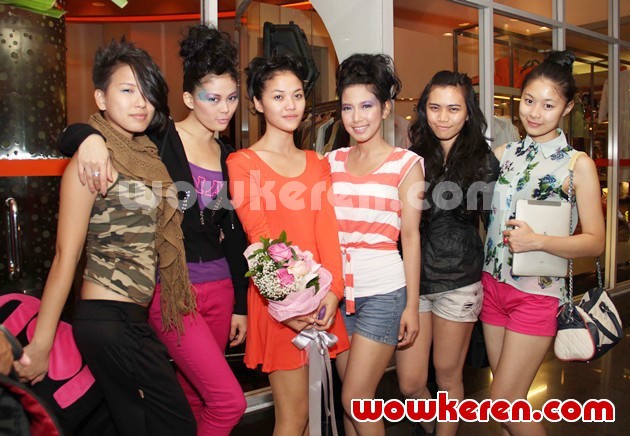 Gambar Foto 7 Icons Menjadi Model di Pagelaran Show Desainer Hengky