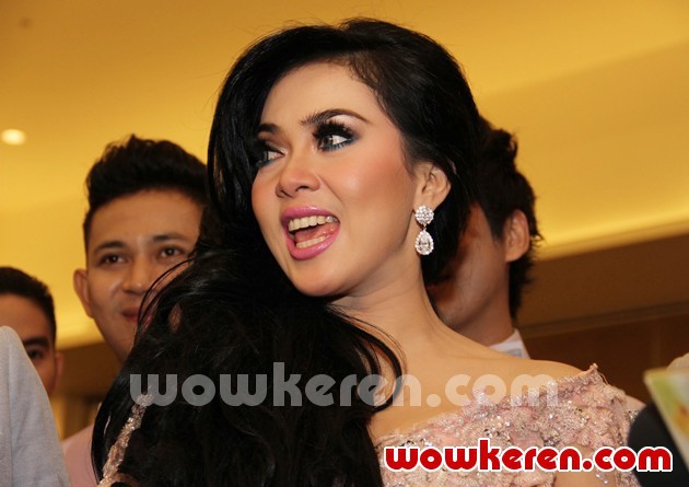 Gambar Foto Syahrini Dimintai Pendapat Tentang Identitas Bubu