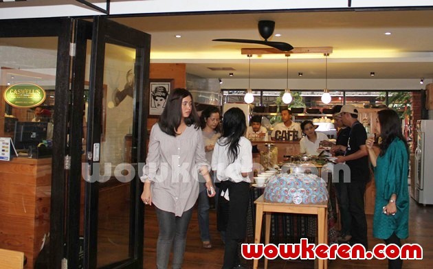 Gambar Foto Ayushita Mempersiapkan Grand Opening Uncle Rood's Cafe