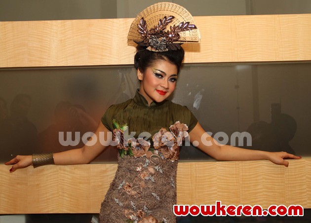 Gambar Foto Indah Dewi Pertiwi di Jakarta Fashion and Food Festival 2012