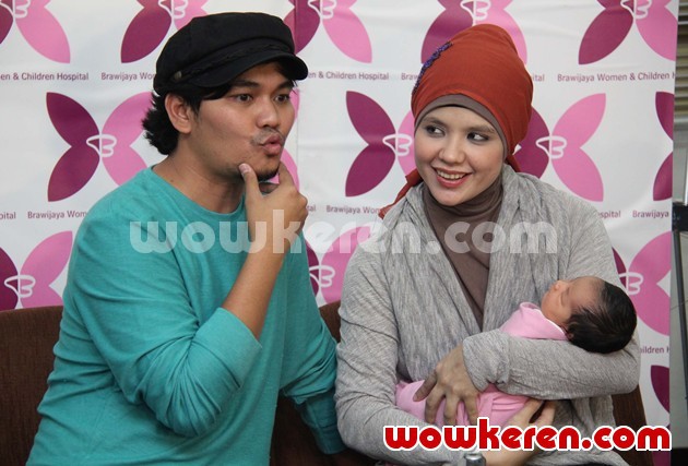 Gambar Foto Indra Bekti Masih Tak Percaya Dengan Kelahiran Anak