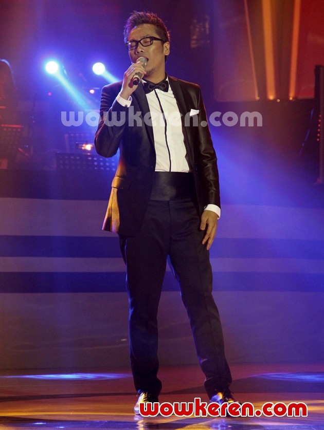 Gambar Foto Sammy Simorangkir di Panggung Liputan 6 Awards 2012