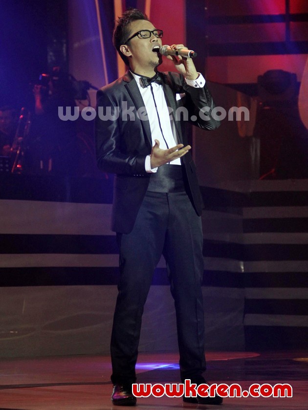 Gambar Foto Sammy Simorangkir di Panggung Liputan 6 Awards 2012
