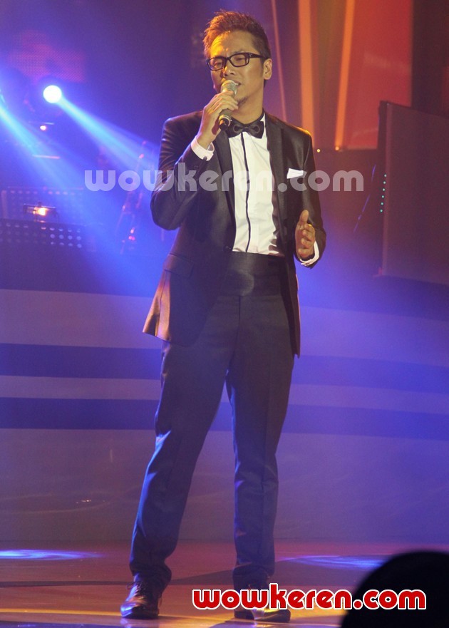 Gambar Foto Sammy Simorangkir di Panggung Liputan 6 Awards 2012