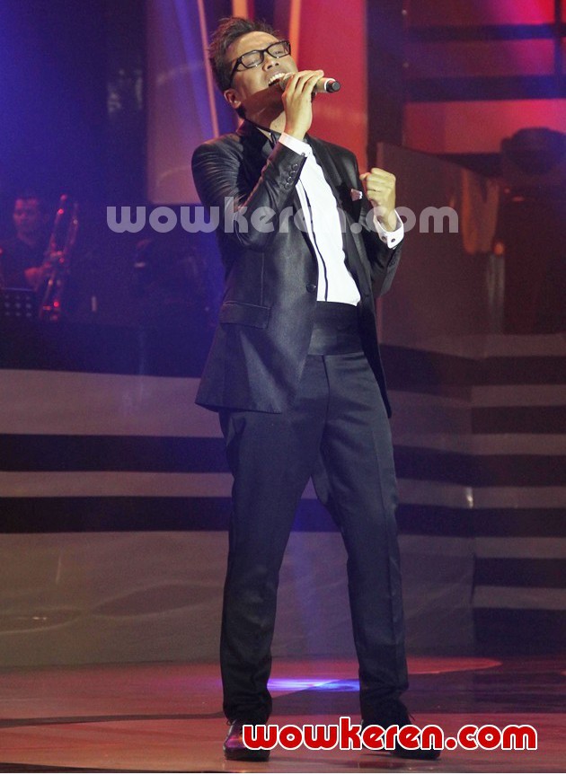 Gambar Foto Sammy Simorangkir di Panggung Liputan 6 Awards 2012