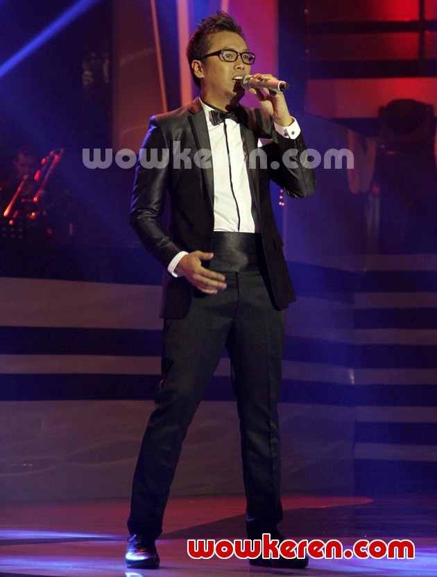 Gambar Foto Penampilan Sammy Simorangkir di Liputan 6 Awards 2012