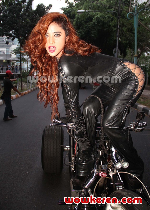 Gambar Foto Dewi Persik Tampil dengan Busana Catwoman - Foto 2 dari 329