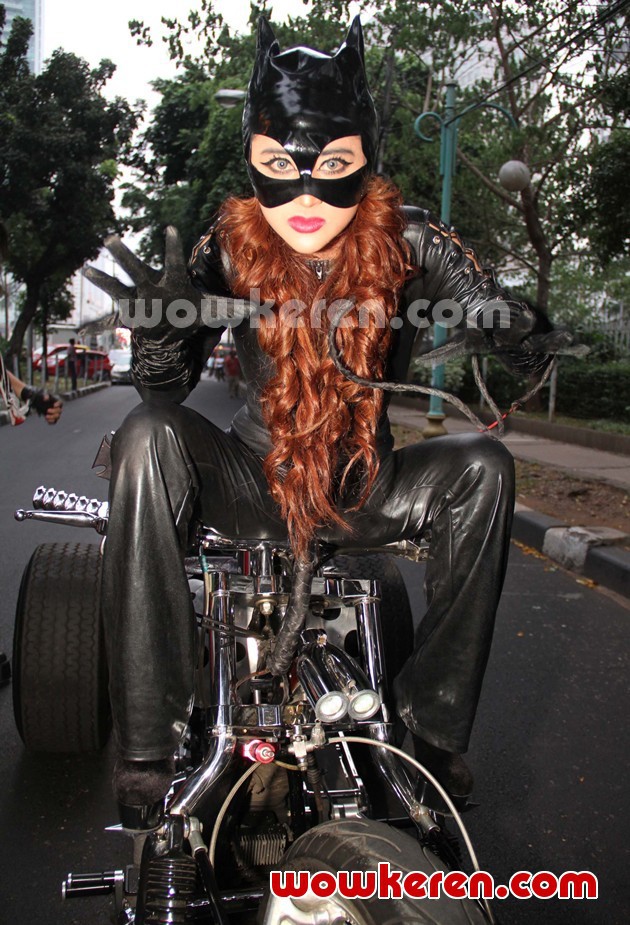Gambar Foto Dewi Persik Tampil dengan Busana Catwoman