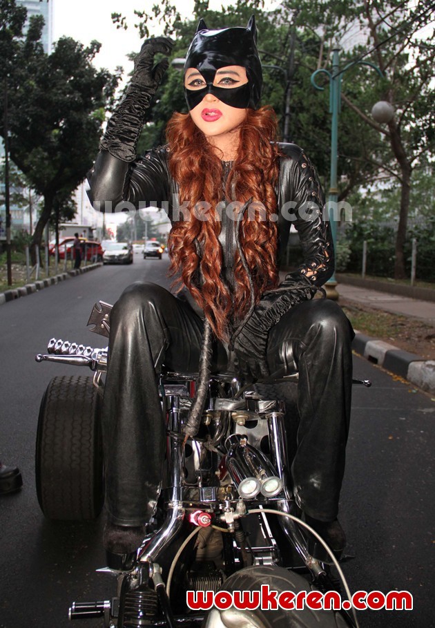 Gambar Foto Dewi Persik Tampil dengan Busana Catwoman - Foto 2 dari 329