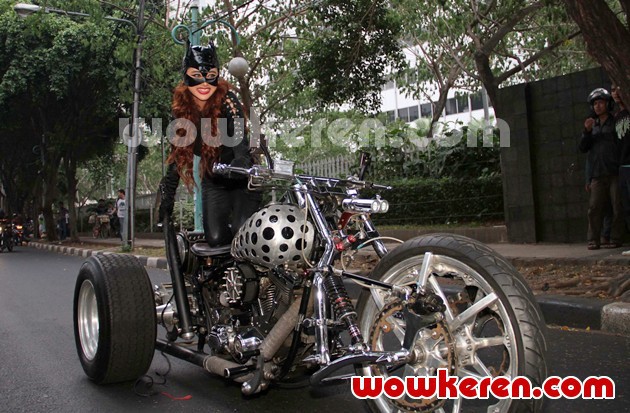Gambar Foto Dewi Persik Berpose Di Atas Motor