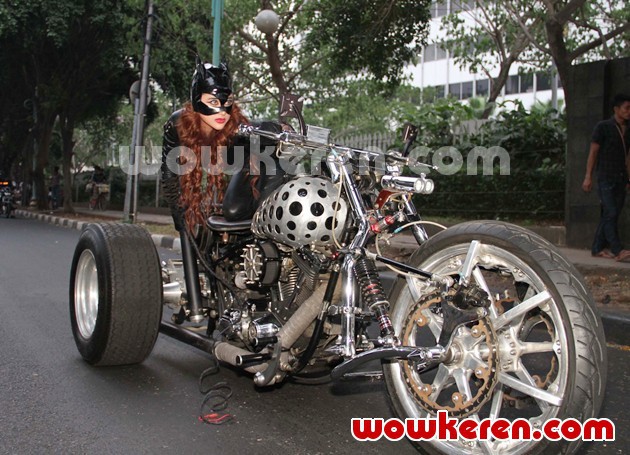 Gambar Foto Dewi Persik Berpose Di Atas Motor