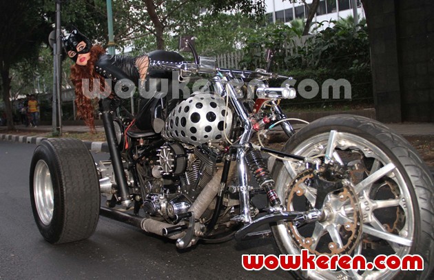 Gambar Foto Dewi Persik Berpose Di Atas Motor