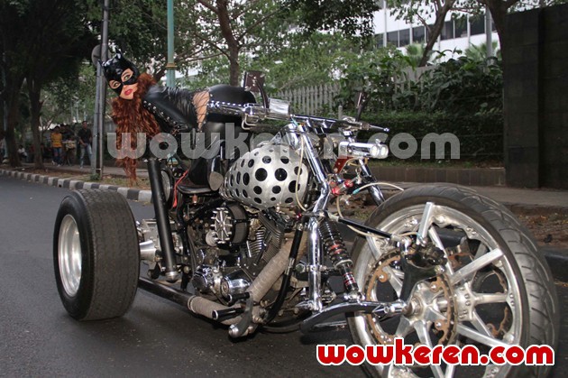 Gambar Foto Dewi Persik Berpose Di Atas Motor