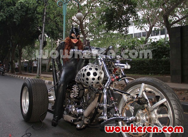 Gambar Foto Dewi Persik Berpose Di Atas Motor