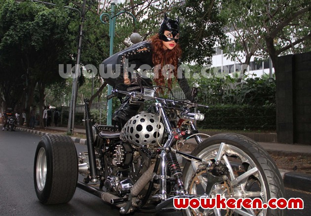 Gambar Foto Dewi Persik Berpose Di Atas Motor