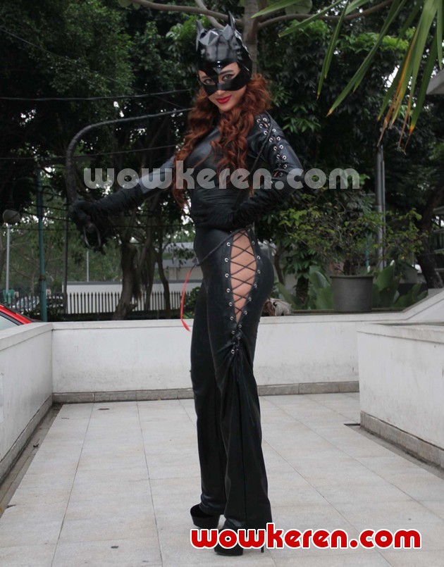 Gambar Foto Dewi Persik Tampil dengan Busana Catwoman