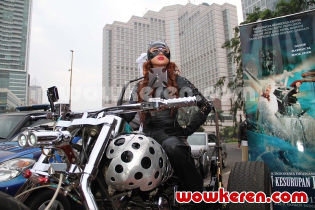 Gambar Foto Dewi Persik Saat Promo 'Mr. Bean Kesurupan Depe'