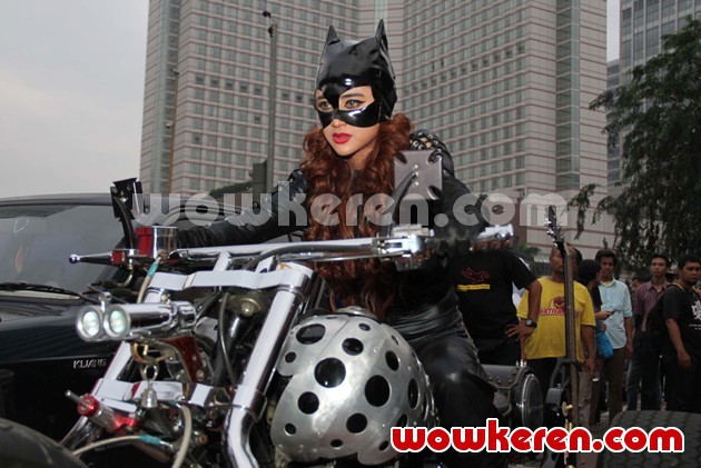 Gambar Foto Dewi Persik Saat Promo 'Mr. Bean Kesurupan Depe'