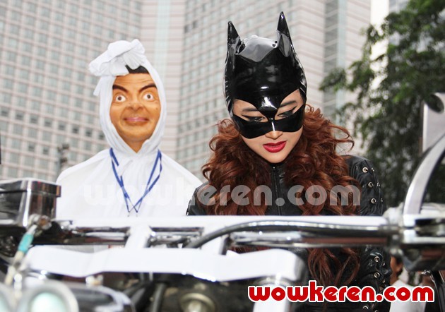 Gambar Foto Dewi Persik Saat Promo 'Mr. Bean Kesurupan Depe'