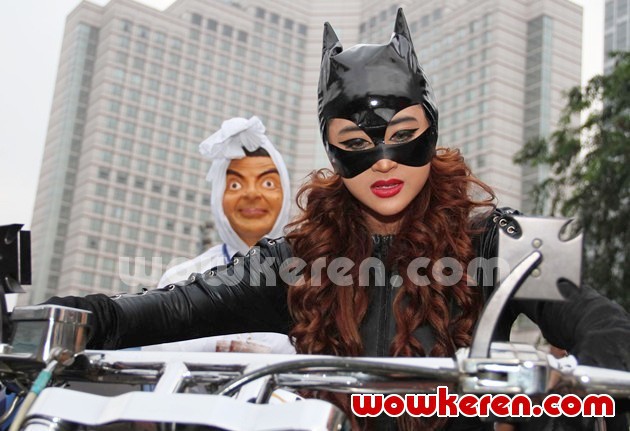 Gambar Foto Dewi Persik Saat Promo 'Mr. Bean Kesurupan Depe'
