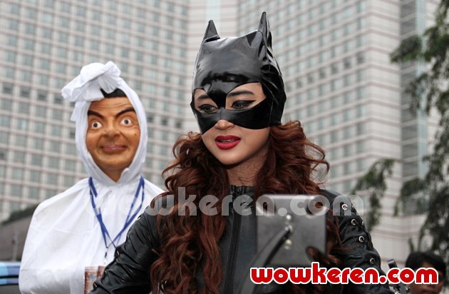 Gambar Foto Dewi Persik Saat Promo 'Mr. Bean Kesurupan Depe'