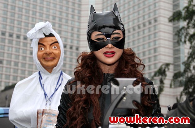 Gambar Foto Dewi Persik Saat Promo 'Mr. Bean Kesurupan Depe'
