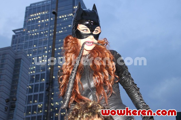 Gambar Foto Dewi Persik Saat Promo 'Mr. Bean Kesurupan Depe'