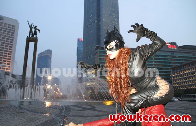Gambar Foto Dewi Persik Saat Promo 'Mr. Bean Kesurupan Depe'