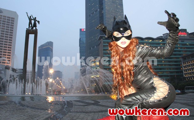 Gambar Foto Dewi Persik Saat Promo 'Mr. Bean Kesurupan Depe'
