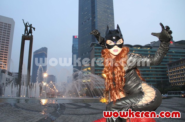 Gambar Foto Dewi Persik Saat Promo 'Mr. Bean Kesurupan Depe'