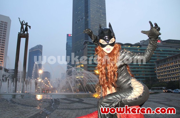 Gambar Foto Dewi Persik Saat Promo 'Mr. Bean Kesurupan Depe'