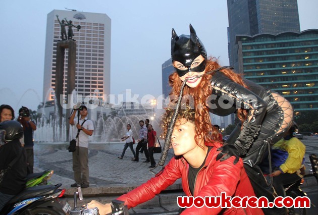 Gambar Foto Dewi Persik Saat Promo 'Mr. Bean Kesurupan Depe'
