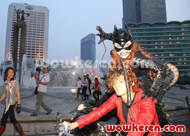 Gambar Foto Dewi Persik Saat Promo 'Mr. Bean Kesurupan Depe'